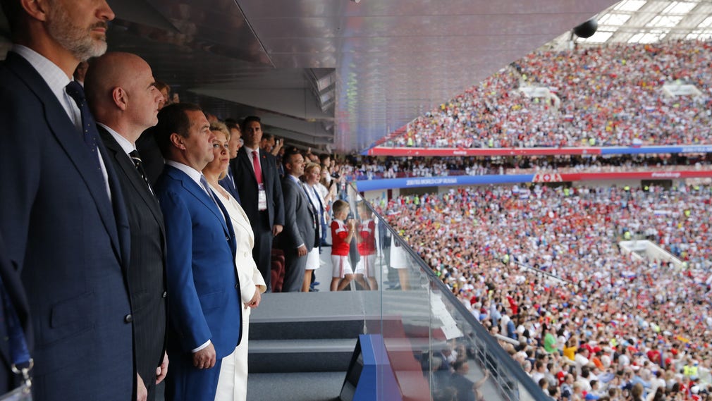 Spaniens Kung Felipe är en av de kungligheter som hejat på sitt landslag i Ryssland.