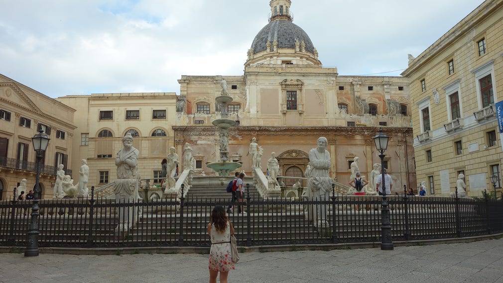 Piazza Pretoria är stadens centrum med säte för kommunen. Den vackra 1500-talsfontänen är gjord i Florens såldes senare till staden Palermo. De många nakna statyerna gjorde att palermitanerna kallade detta för Skammens torg.