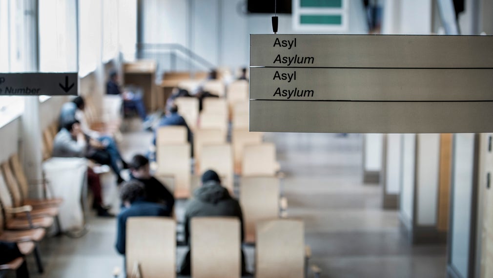 Väntsal för asylsökande i Solna.