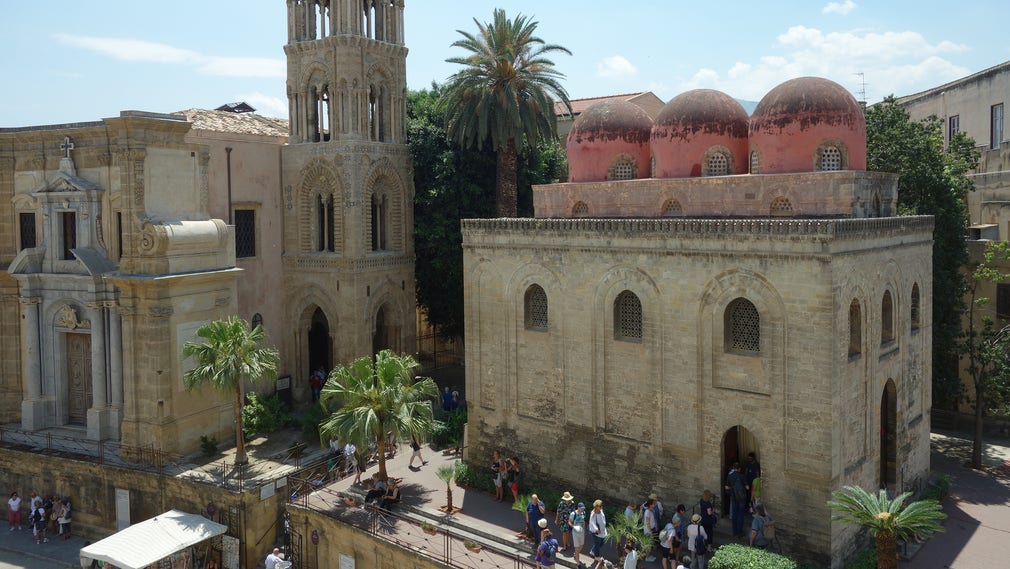 Det arabiska arvet sysn tydligt i Palermo, här med kyrkan San Cataldos hallonröda kupoler.