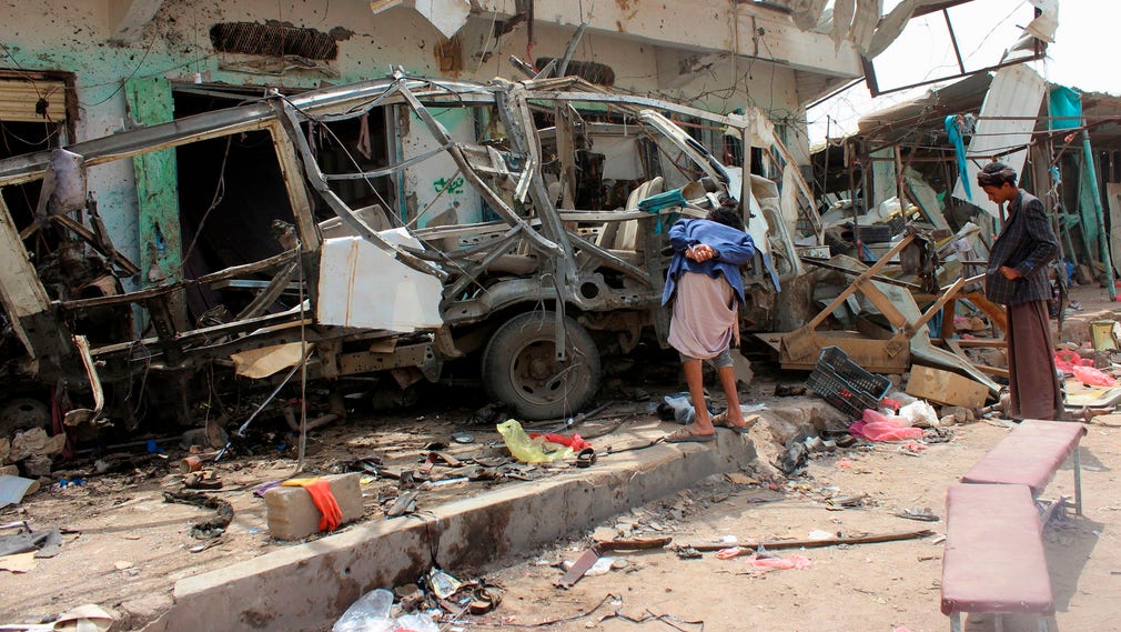 Den förstörda bussen efter en flygattack i staden Saada där minst 29 barn dog förra torsdagen.