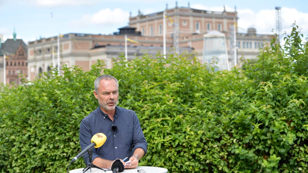 Liberalernas partiledare Jan Björklund (L) presenterade på söndagen en ny skolrapport i Riksdagshusets park.