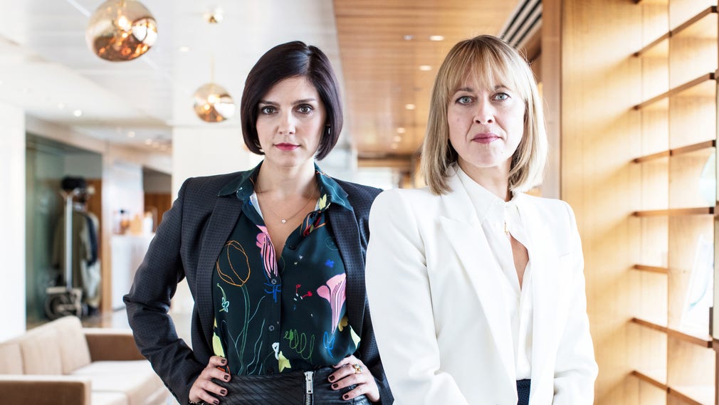 Annabel Scholey och Nicola Walker i ”The split” som har SVT-premiär den 8 november.