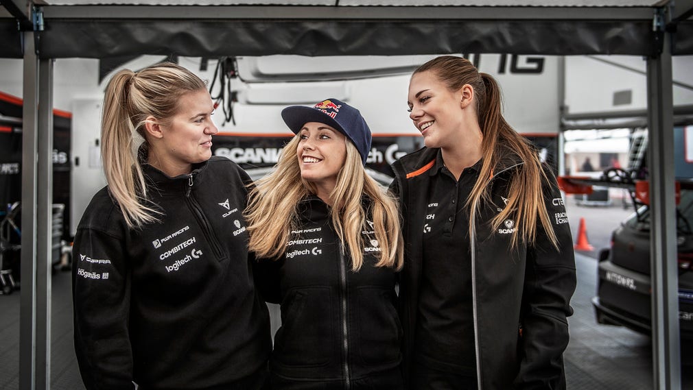 Mikaela Åhlin-Kottulinsky, den första kvinnliga STCC-segraren någonsin, i mitten. Bredvid förstamekanikern Lisa Jonasson och däckteknikern Elina Svensson.
