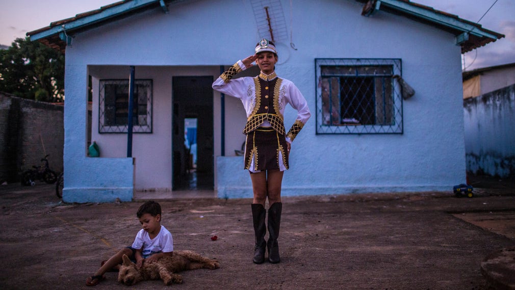 Francielly poserar i sin uniform framför hennes familjs hem i miljonstaden Goiânia.