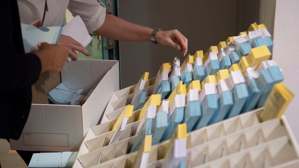 Valsedlar packas upp i röstlokalen på Kockum Fritid i Malmö på söndagen.