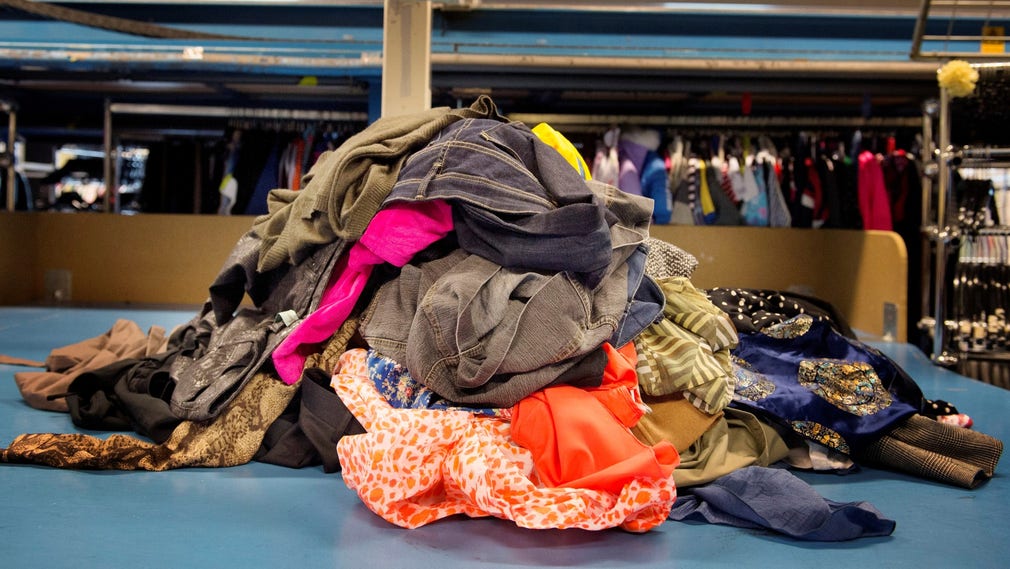 De stora mängder kläder som fast fashion industrin omsätter har lett till branschens satsning på återvinning som en del i sitt hållbarhetsarbete. De miljömässiga konsekvenserna av denna storskaliga återvinningsindustri är inte kartlagda men innebär en stor mängd transporter, skriver artikelförfattarna.