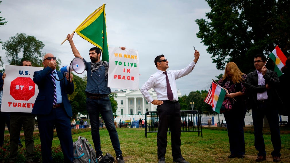 Demonstranter utanför Vita huset visar sitt missnöje mot Trumps beslut att kalla hem trupper från Syrien.