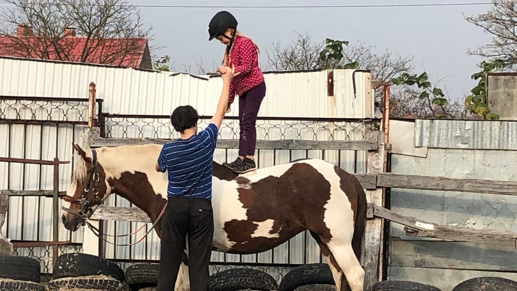 I Ryssland ingår det i ridandet att man ska lära sig vara bekväm på hästryggen i alla positioner.