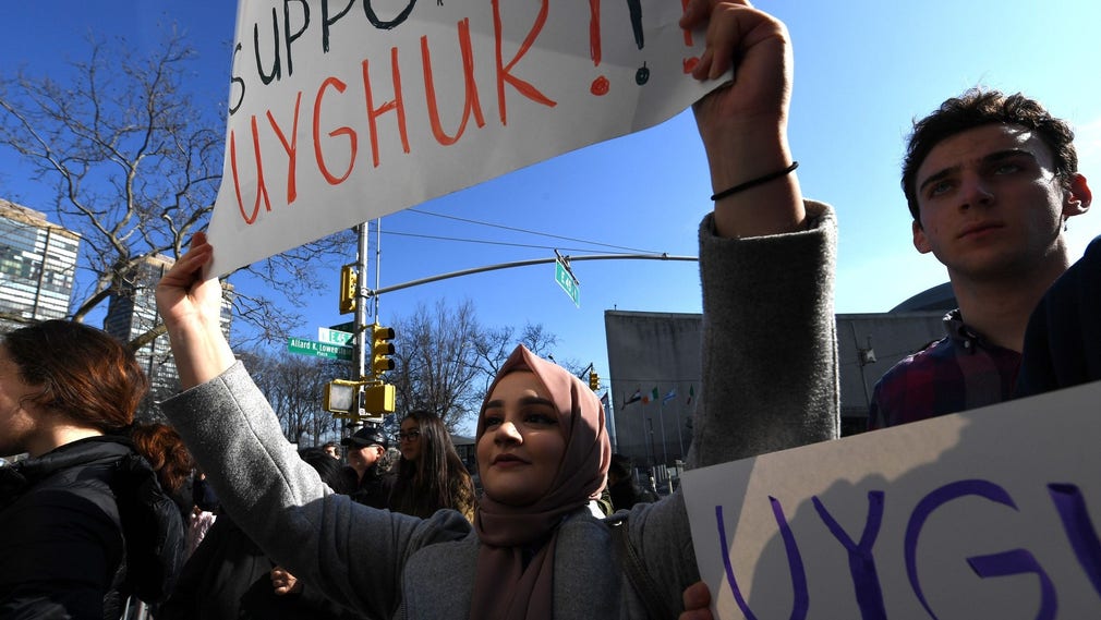 Människor i USA demonstrerar och uppmanar FN att kämpa för Uigurers frihet i Kina.