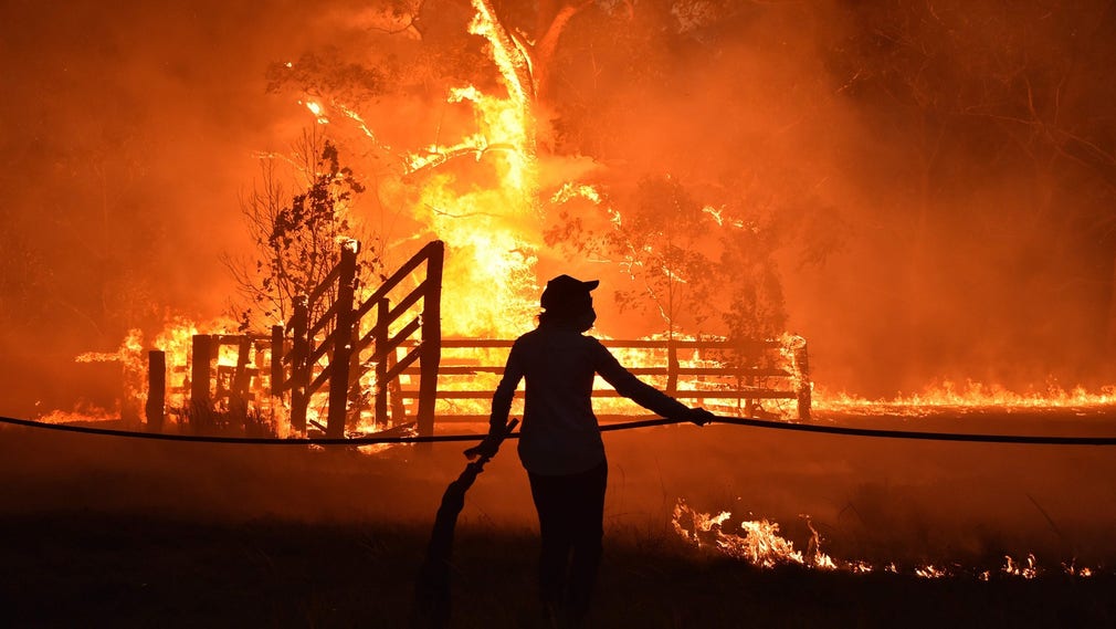 Markägare försöker släcka bränder i Hillsville nära Taree, 350 kilometer norr om Sydney. Undantagstillstånd deklarerades på måndagen.