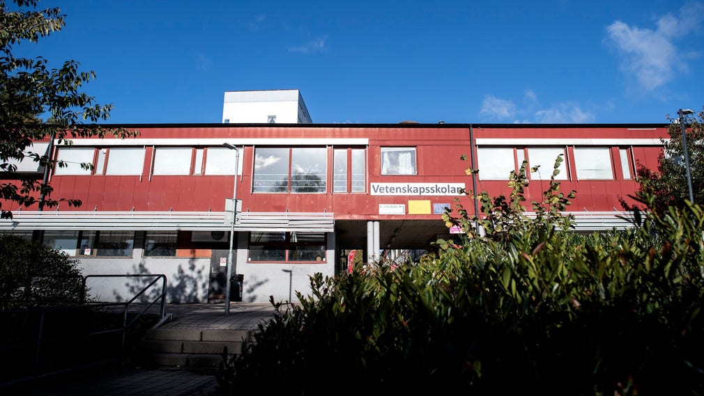 Vetenskapsskolan i Göteborg är en friskola som nyligen bytte namn till Safirskolan. Den har i flera år uppmärksammats för kontroversiella inslag i skoldagen.