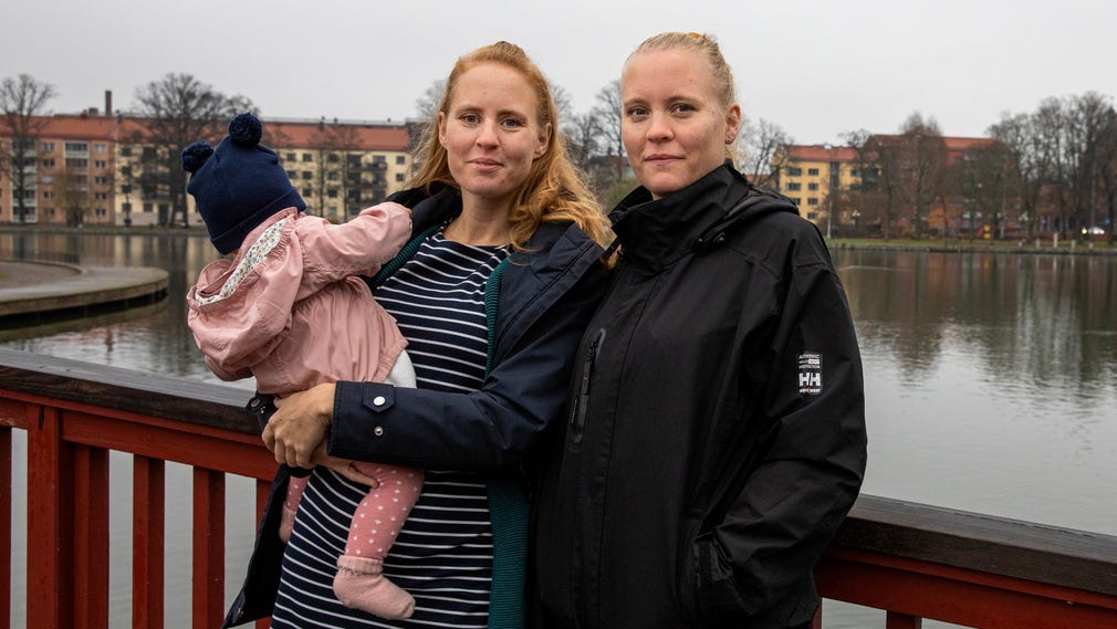 Linda Johansson och Sofia Gustavsson vill adopteras av den man som de växte upp med som pappa.