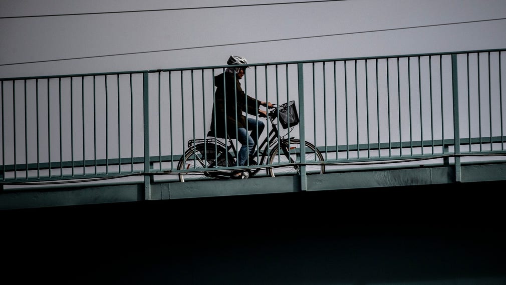 Cyklist på Götaälvbron i Göteborg.