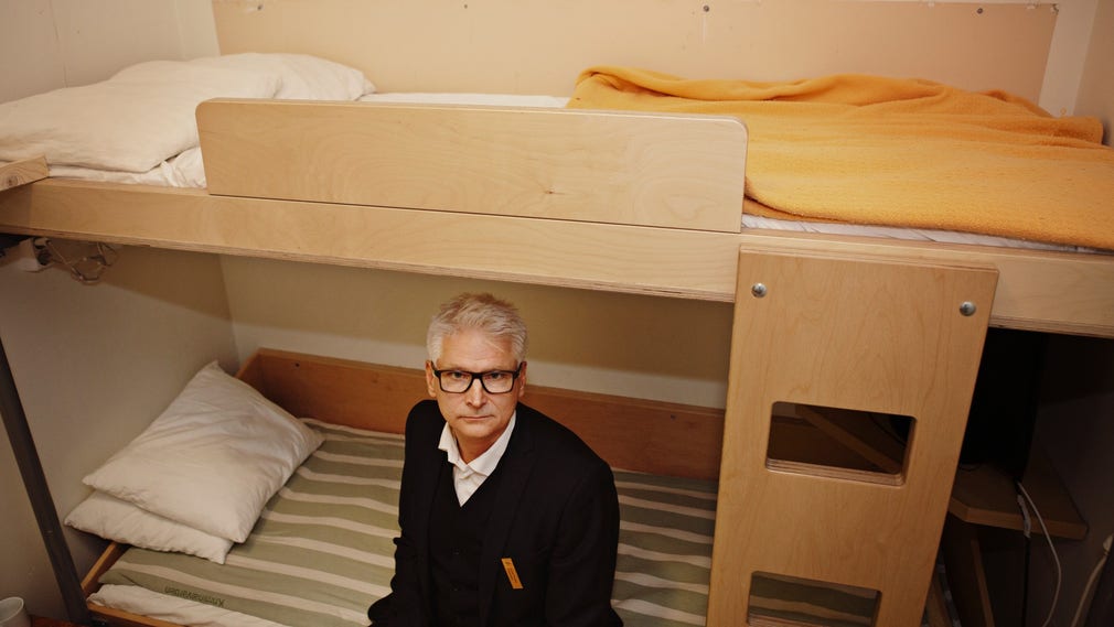 Lennart Palmgre, avdelningschef i Kriminalvården, tänker bygga fler våningssängar för att möta kön av fängelsedömda.