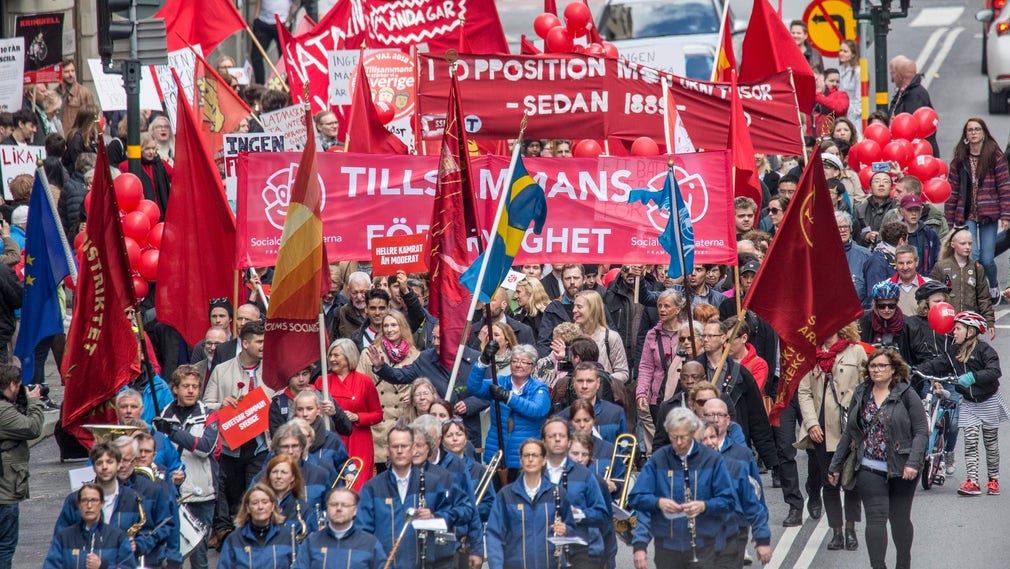 Vi tänker arbeta aktivt för att partiet ska utveckla en självständig politik som på riktigt förbättrar vanliga människors liv, skriver artikelförfattarna. Bilden från första maj i Stockholm 2018.