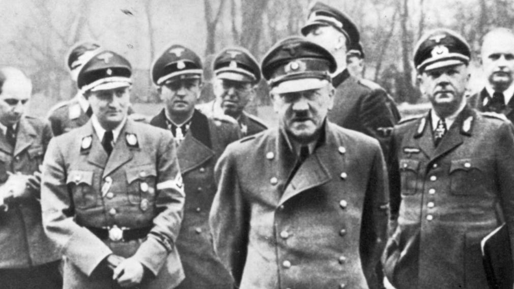 Bland de sista bilderna som togs av Adolf Hitler, 1945.