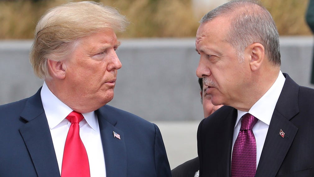 USA:s president Donald Trump utser systematiskt personer som han uppfattar som lojala till höga positioner i den offentliga administrationen, och Turkiets ledare Recep Tayyip Erdogan har på politiska grunder avskedat fler än 160.000 tjänstemän och forskare/lärare, skriver Bo Rothstein.