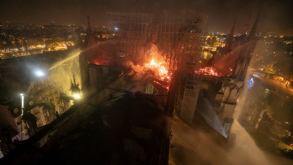 Brandkåren i Paris fotografi från branden i Notre-Dame-katedralen.