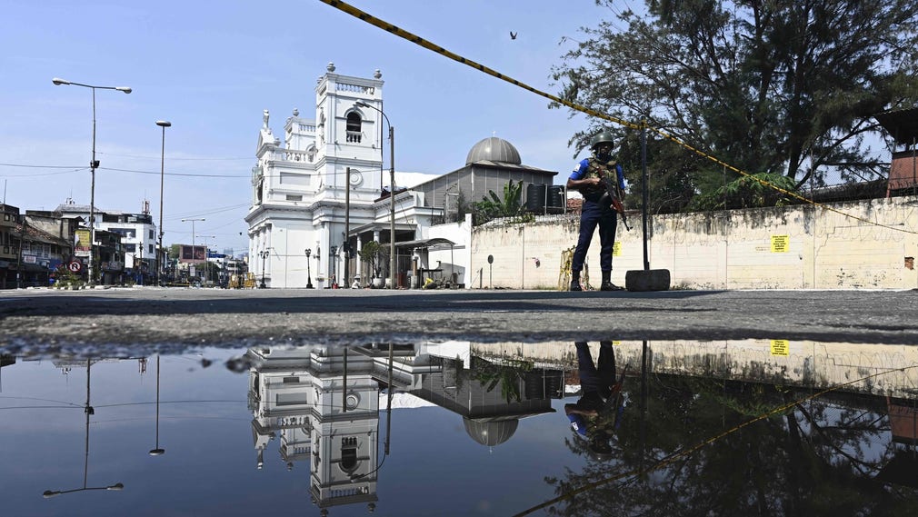 Säkerhetspersonal utanför en kyrka i Colombo på onsdagen.