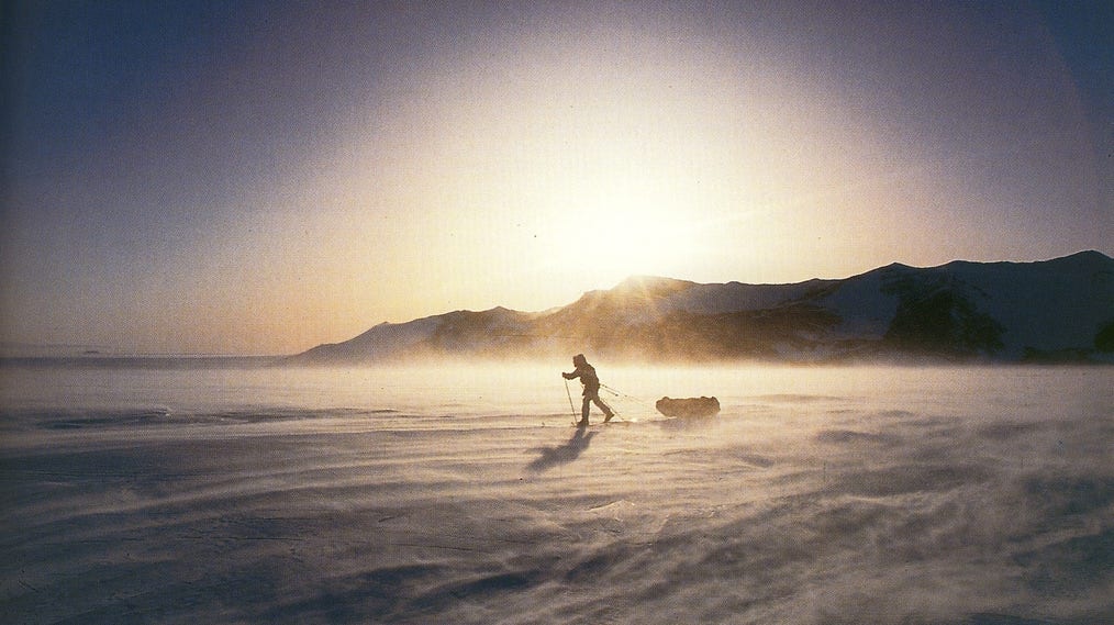 Från november 1992 till 1993 åkte norrmannen Erling Kagge som den första i världen ensam skidor till sydpolen. På 50 dagar tog han sig närmare 140 mil.