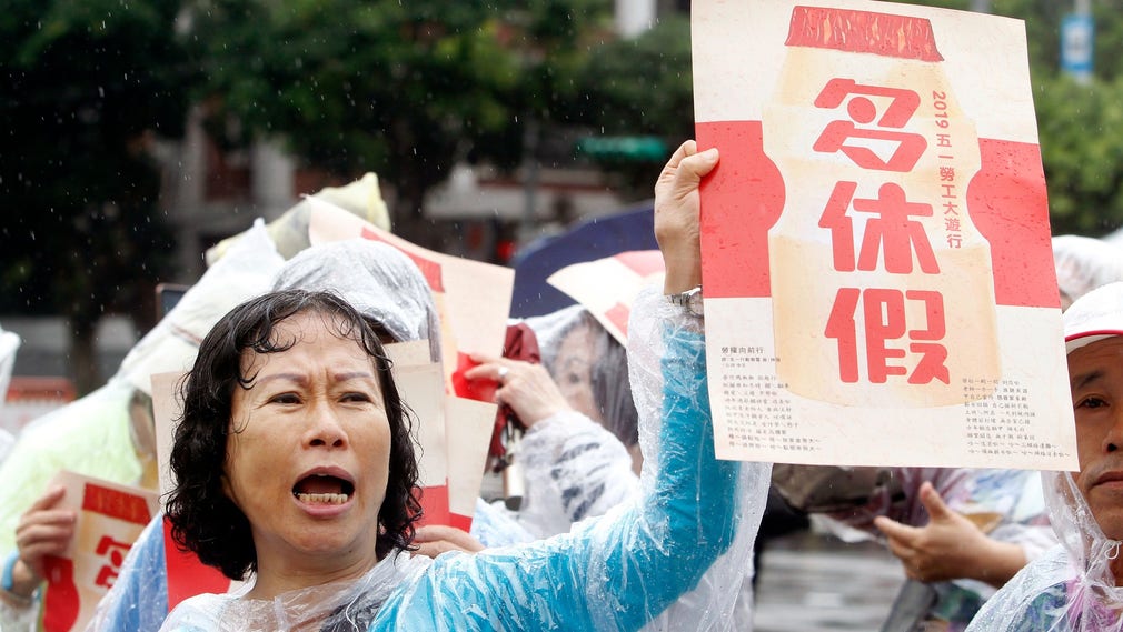 Demonstrant i Taipei kräver fler lediga dagar.