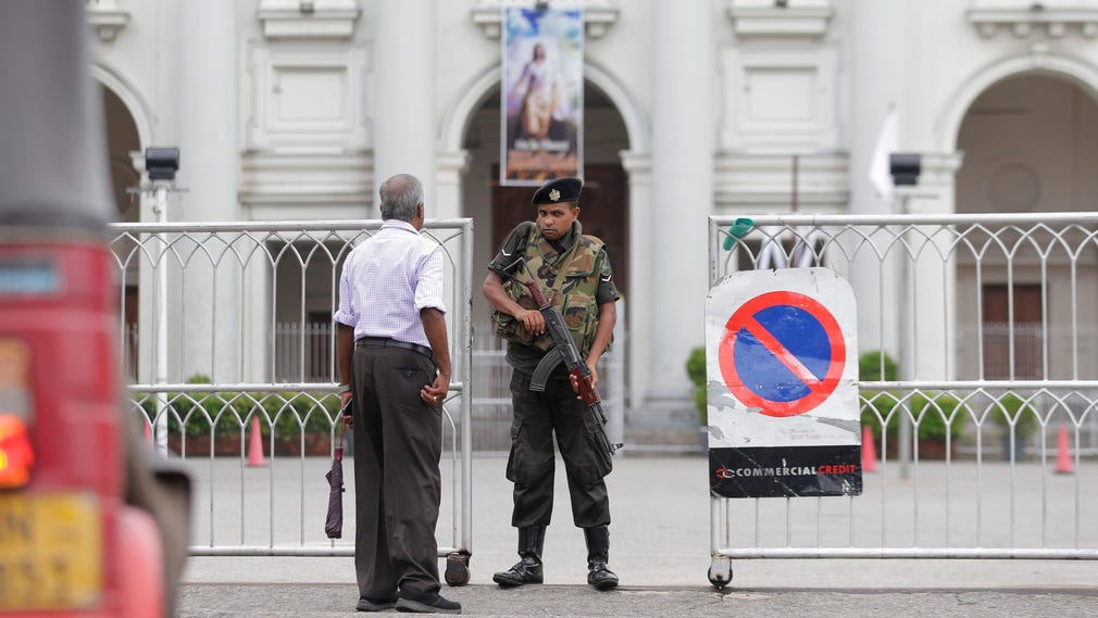 En lankesisk soldat på vakt utanför en kyrka i huvudstaden Colombo efter attackerna.