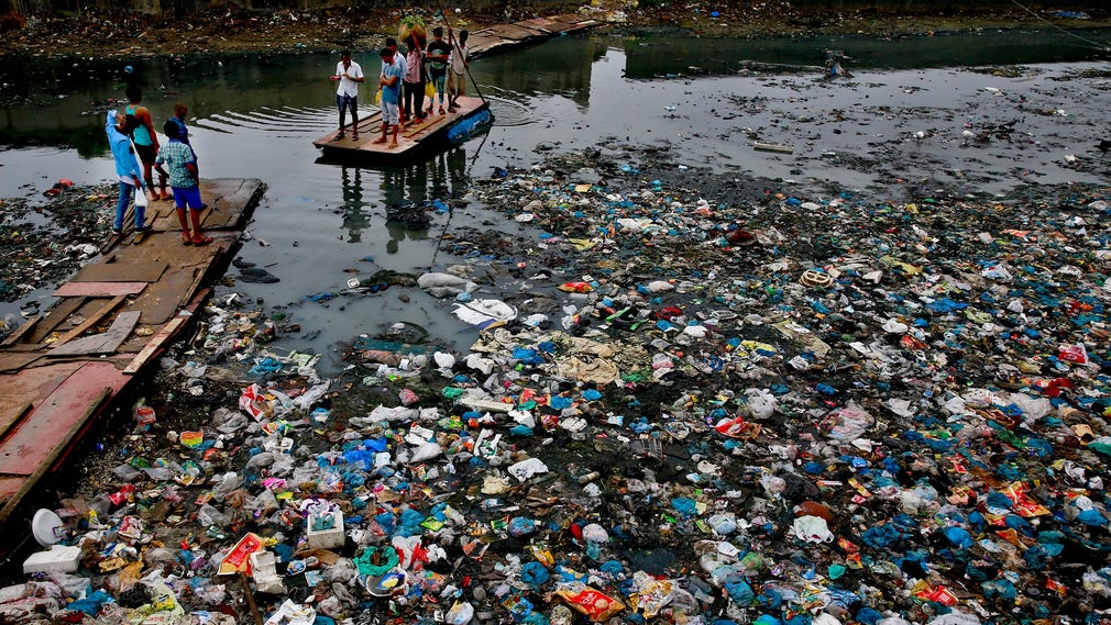 Plast i en kanal i Bombay.