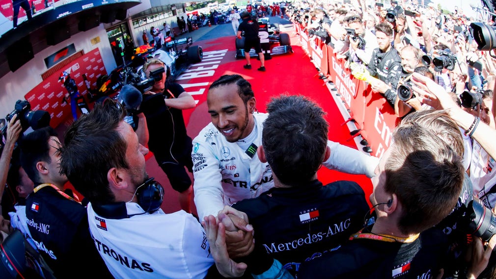 Lewis Hamilton firar segern.