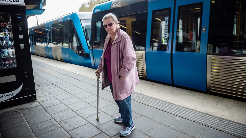 Anita Vahlberg fastnade med sin rullator i dörrarna till ett tunnelbanetåg.