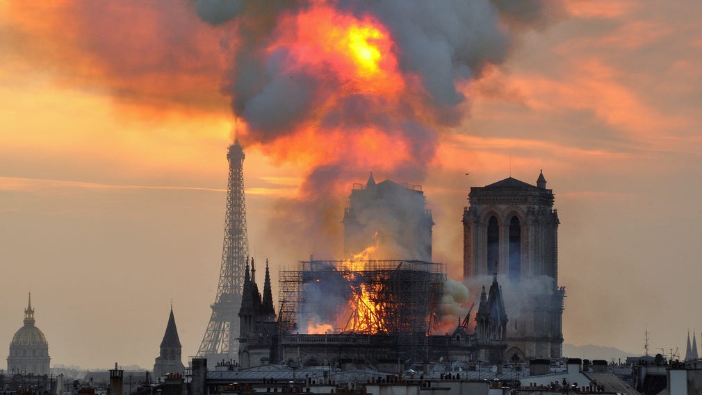 Konspirationsteorier med syfte att bedriva påverkans- och propagandakampanjer flödar på sociala medier. Ett exempel är Notre-Dame-branden i Paris där det snabbt spreds att islamiska terrorister, en spionagentur eller en elittribunal som i hemlighet styr världen låg bakom olyckshändelsen.