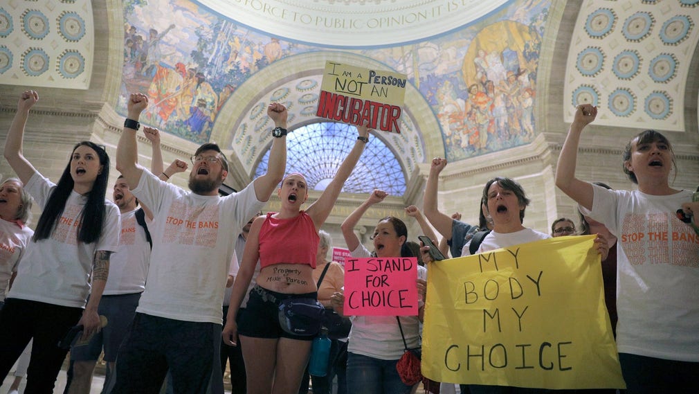 ”Min kropp mitt val” står det på en av skyltarna som aborträttsaktivister höll upp efter att den nya abortlagen röstats igenom.