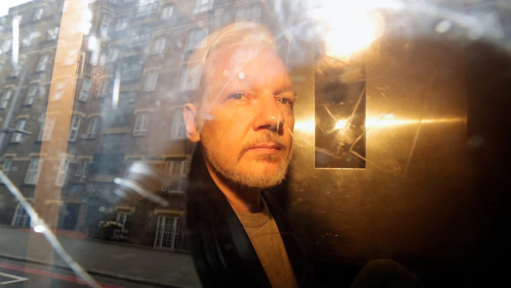 Julian Assange förs från rätten i London i början av maj efter förhandlingar om att han brutit mot borgen.
