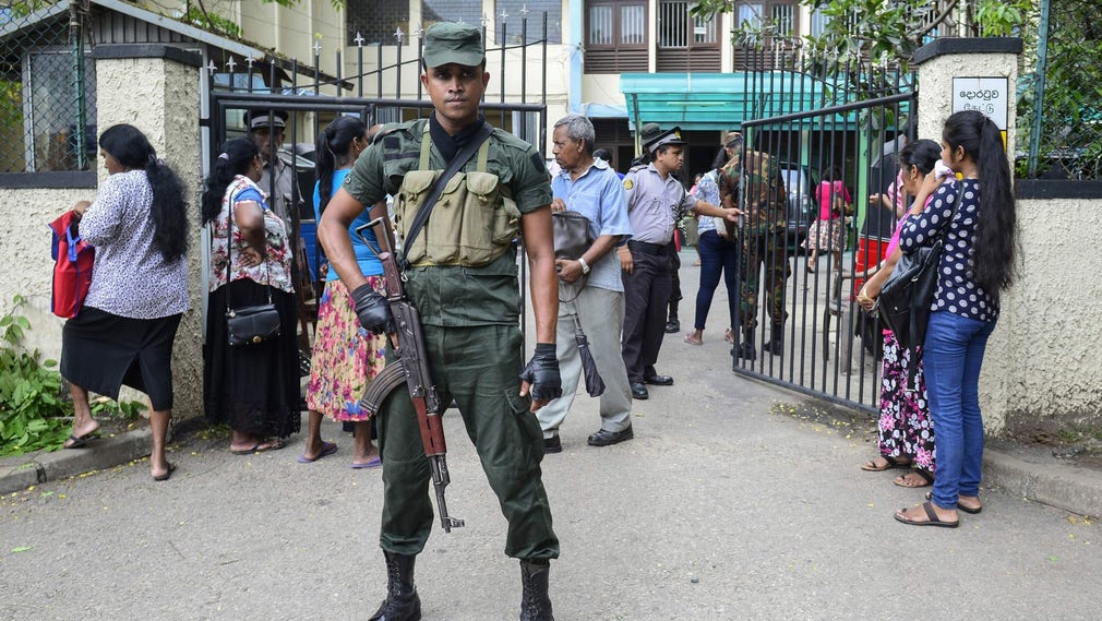 Lankesisk militär utanför ingången till ett sjukhus i Colombo.