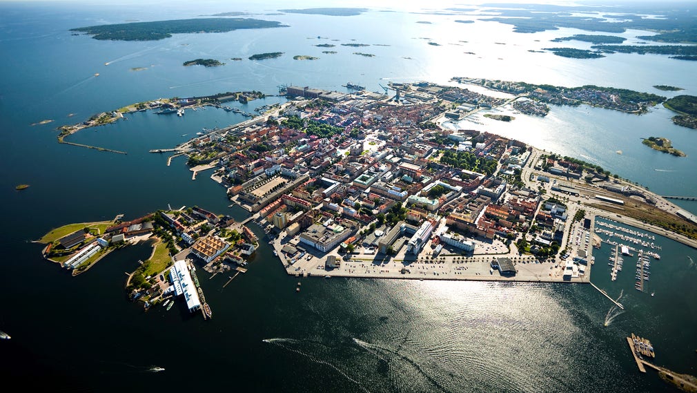 Karlskrona och huvudön Trossö sedd från ovan med Stumholmen i nedre vänstra hörnet. Under 1700-talets senare hälft var Karlskrona landets tredje största stad med blomstrande omgivningar.