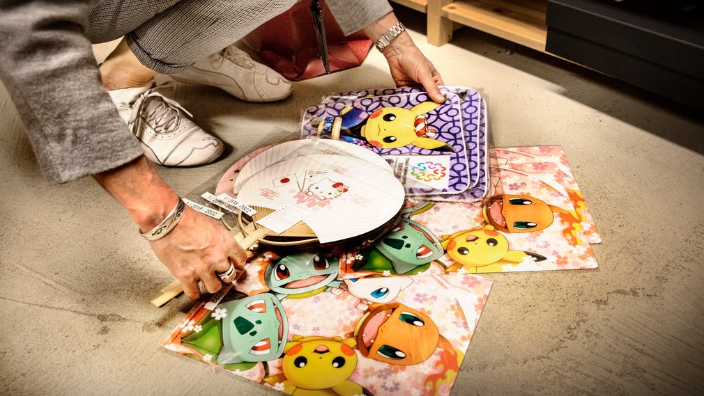 I gåvoregistret hittar man bland annat bordstabletter med Pokémon-motiv och solfjädrar i bambu med Hello Kitty-motiv.