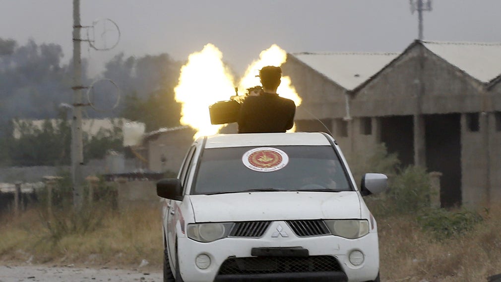 Stridande på den internationellt erkända regeringens sida, GNA, avfyrar maskineld mot Haftars armé LNA söder om Tripoli.