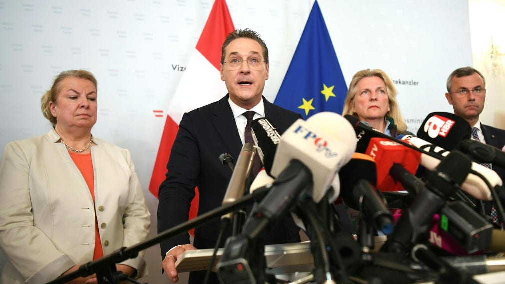 Tidigare vice förbundskanslern Heinz-Christian Strache, tvåa från vänster, har tvingats lämna sina uppdrag på grund av Ibiza-affären.