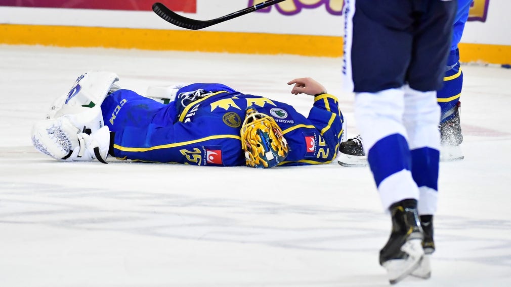 Sveriges målvakt Jacob Markström ligger kvar på isen efter en hård tackling under Carlson Hockey Games i Stockholm den 5 maj.