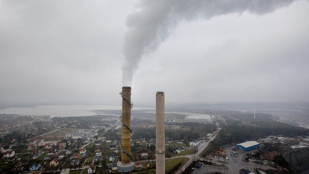 Cementa är ett av de företag som vill använda CCS och Bio-CCS som del av deras framtida åtgärder för att minska utsläppen och kan vara en kandidat för ett ­demonstrationsprojekt, skriver artikelförfattarna. Bilden från Cementas fabrik i Slite på Gotland.