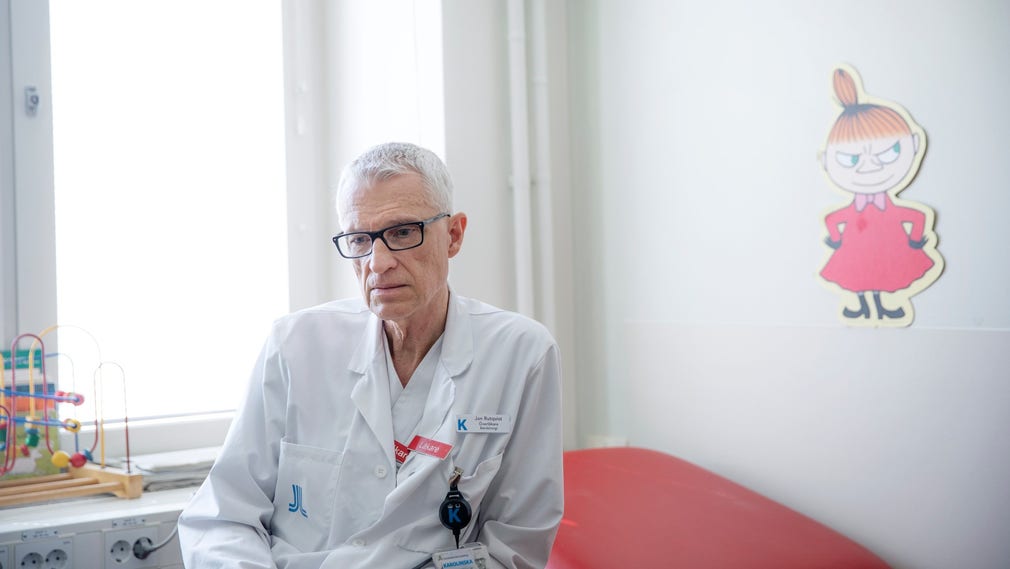 Jan Rutqvist, barnkirurg på Nya Karolinska, är bekymrad över att endast 10 av 28 vårdplatser för barn är öppna.