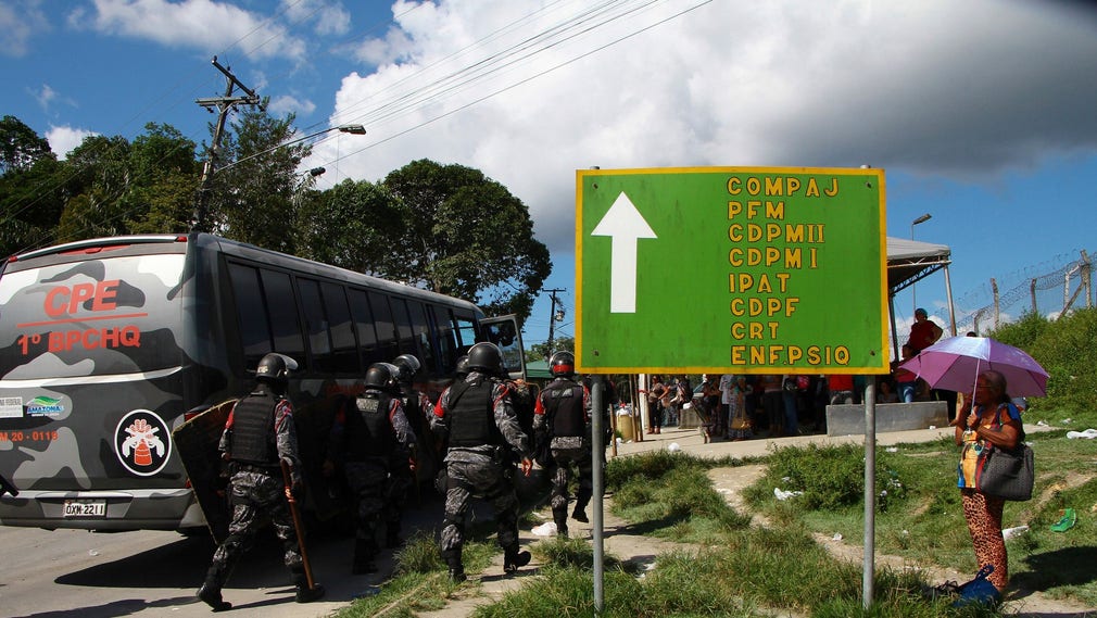 Polis utanför ett av fängelserna i Brasilien där stora gängbråk utbrutit.