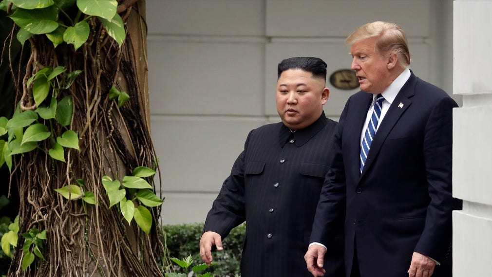 Donald Trump och Kim Jong-Un under deras möte i februari tidigare i år.