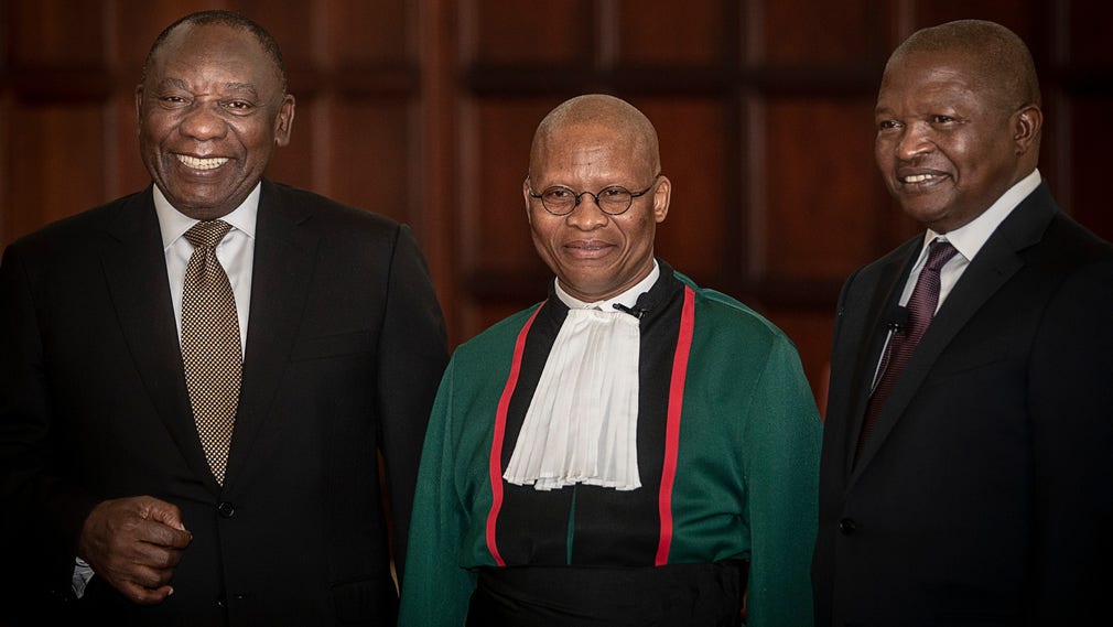 President Cyril Ramaphosa, landets högsta domare Mogoeng Mogoeng och ANC:s vice partiledare och tidigare vicepresident David ”DD” Mabuza under en ceremoni i Pretoria på tisdagen.