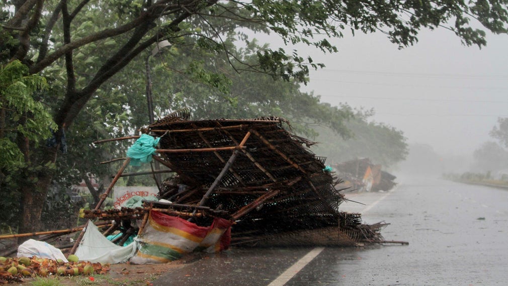 Gatustånd nedblåsta av cyklonen Fani utanför Puri i Odisha.