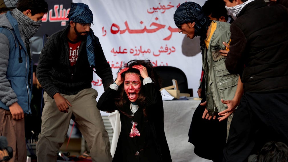 Att vanliga människor kan ta lagen i egna händer visar det brutala mordet på den unga kvinnan Farkhunda Malikzada i Kabul år 2015, skriver artikelförfattarna. Bilden från 2016 visar afghanska skådespelare som spelar upp händelserna i samband med att ett minnesmärke invigdes.