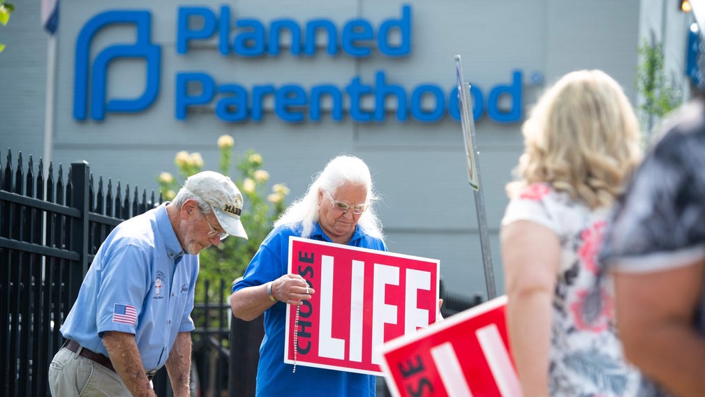Anti abort-demonstranter står utanför Missouris enda abortklinik på fredagen.