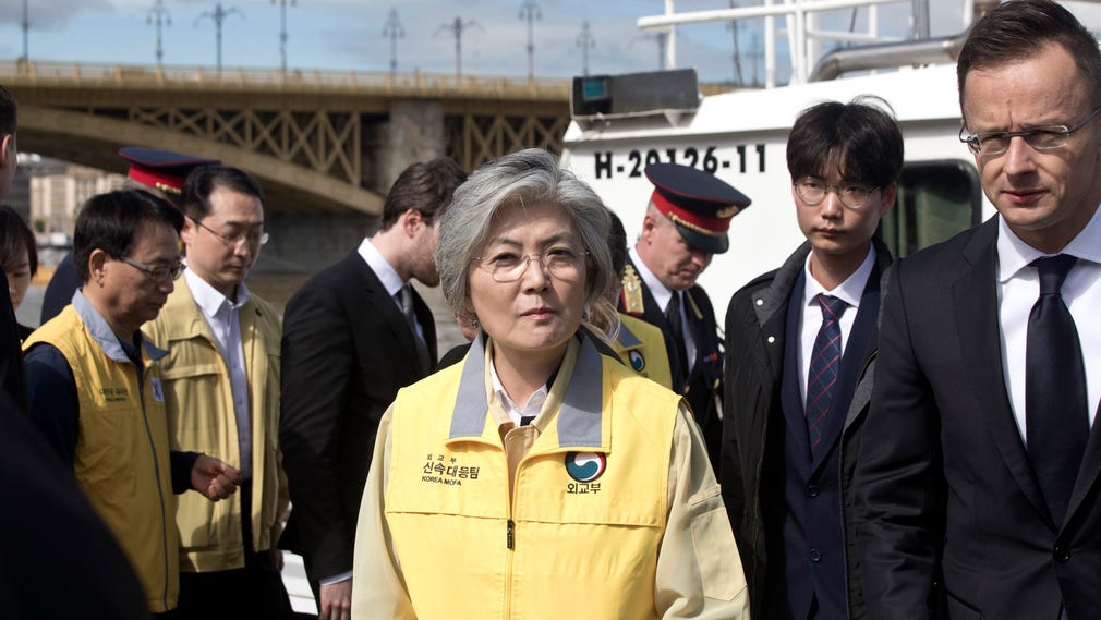 Sydkoreas utrikesminister Kang Kyung-Wha i gult och Ungerns utrikesminister Peter Szijjarto, till höger i bild, vid Donau i Budapest på fredagen.