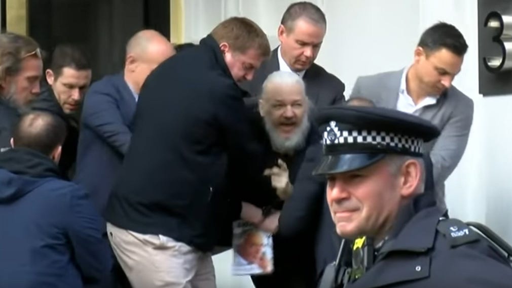 Julian Assange förs bort av polis från Ecuadors ambassad i London den 11 april.
