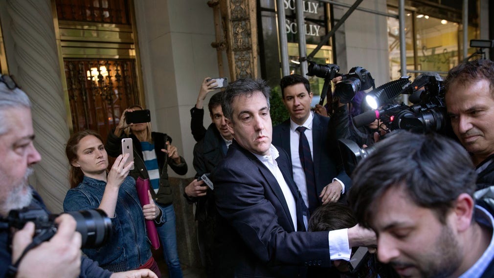 Trumps tidigare advokat Michael Cohen lämnar sin lägenhet på Manhattan.